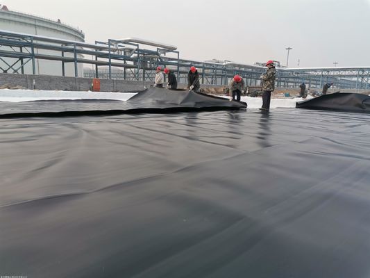 Géomembrane HDPE à surface lisse pour la construction de lacs et tunnels de décharges 50m-200m Résistant aux produits chimiques