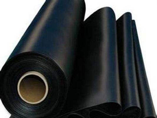 Géomembrane HDPE à surface lisse pour la construction de lacs et tunnels de décharges 50m-200m Résistant aux produits chimiques