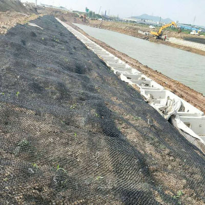 Couverture de protection contre l'érosion permanente pour l'eau en pente tridimensionnelle
