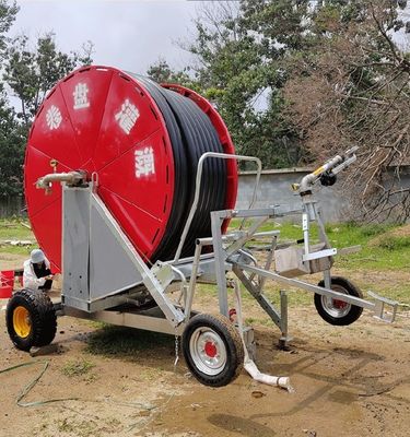 Irrigateur de déplacement agricole durable Machine à arrosage à rouleaux de tuyau dur avec pistolet à arrosage à grand impact
