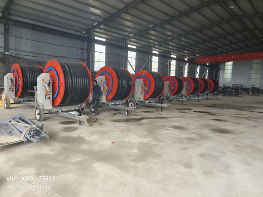 Irrigateur de déplacement agricole durable Machine à arrosage à rouleaux de tuyau dur avec pistolet à arrosage à grand impact