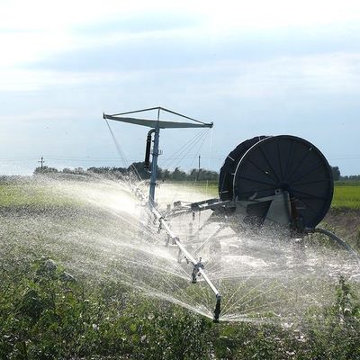 200*160*120 Fermes Agriculture Voyageur Irrigateur à rouleaux de tuyau dur avec pistolet à pluie dans le système avancé d'irrigation Voyageurs