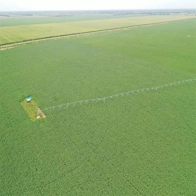 Système d'irrigation agricole convivial, alimenté par l'énergie solaire, composant central pivoté avec machine de fertilisation