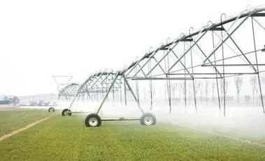 Irrigation de précision facilité à déplacement latéral Irrigateur pour l'agriculture intelligente de l'eau 3800 KG