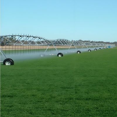 Économie d'énergie et rigidité élevée Système d'irrigation pivoté central agricole pour les exploitations agricoles de 1 à 100 hectares Remorquage latéral mobile