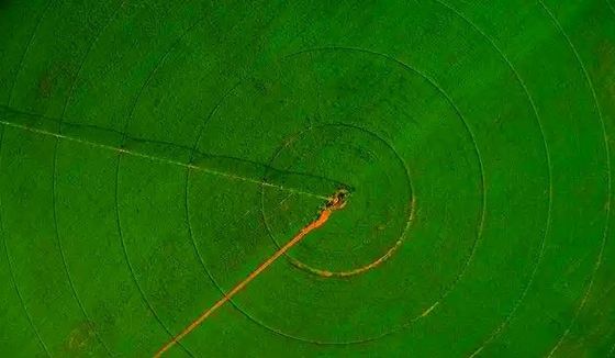 Optimisation de la croissance des cultures grâce à une solution centralisée, une structure solide et une surveillance à distance