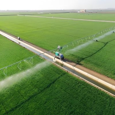 Système de remorquage latéral pivoté pour l'irrigation mobile