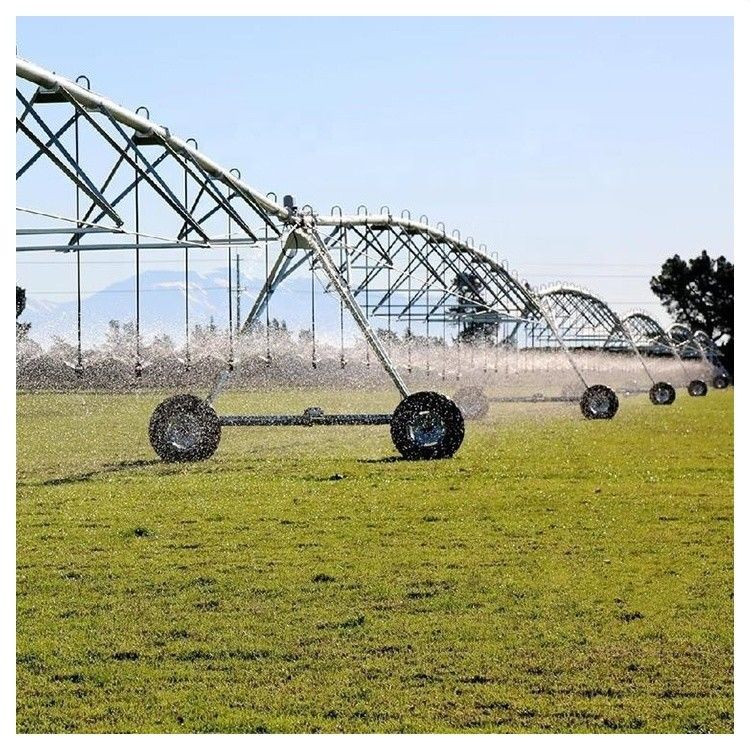Un système d'irrigation agricole avec moteur pivoté à boîte de vitesses