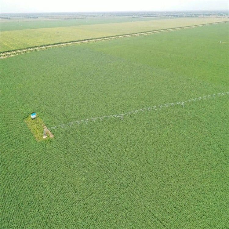 Système d'irrigation agricole convivial, alimenté par l'énergie solaire, composant central pivoté avec machine de fertilisation