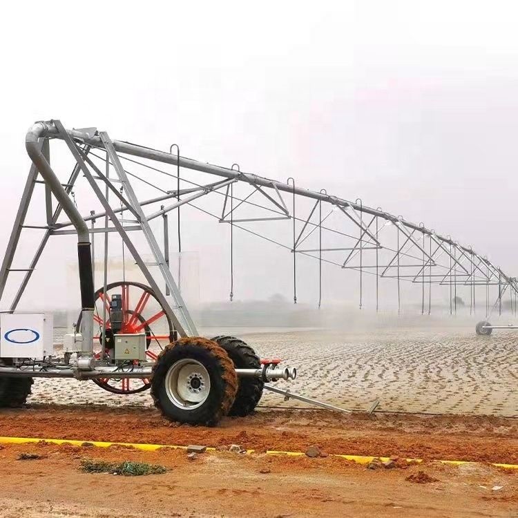 Agriculture révolutionnaire et respectueuse de l'environnement Ferme de pommes de terre Centre de champ de luzerne Système d'irrigation pivot avec énergie solaire